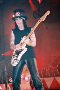 Shout At The Devil- Guitar Solo by Mick Mars (Mötley Crüe)